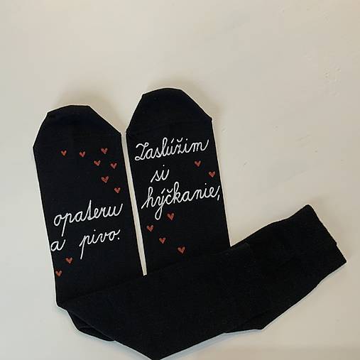 Maľované čierne ponožky s nápisom: "ZASLÚŽIM SI HÝČKANIE, OPATERU A PIVO!"