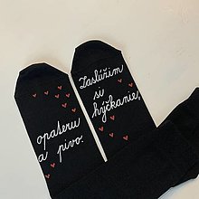 Pánske oblečenie - Maľované čierne ponožky s nápisom: "ZASLÚŽIM SI HÝČKANIE, OPATERU A PIVO!" - 12633469_
