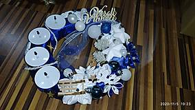 Dekorácie - Modrý adventný venček  so sankami - 12642588_