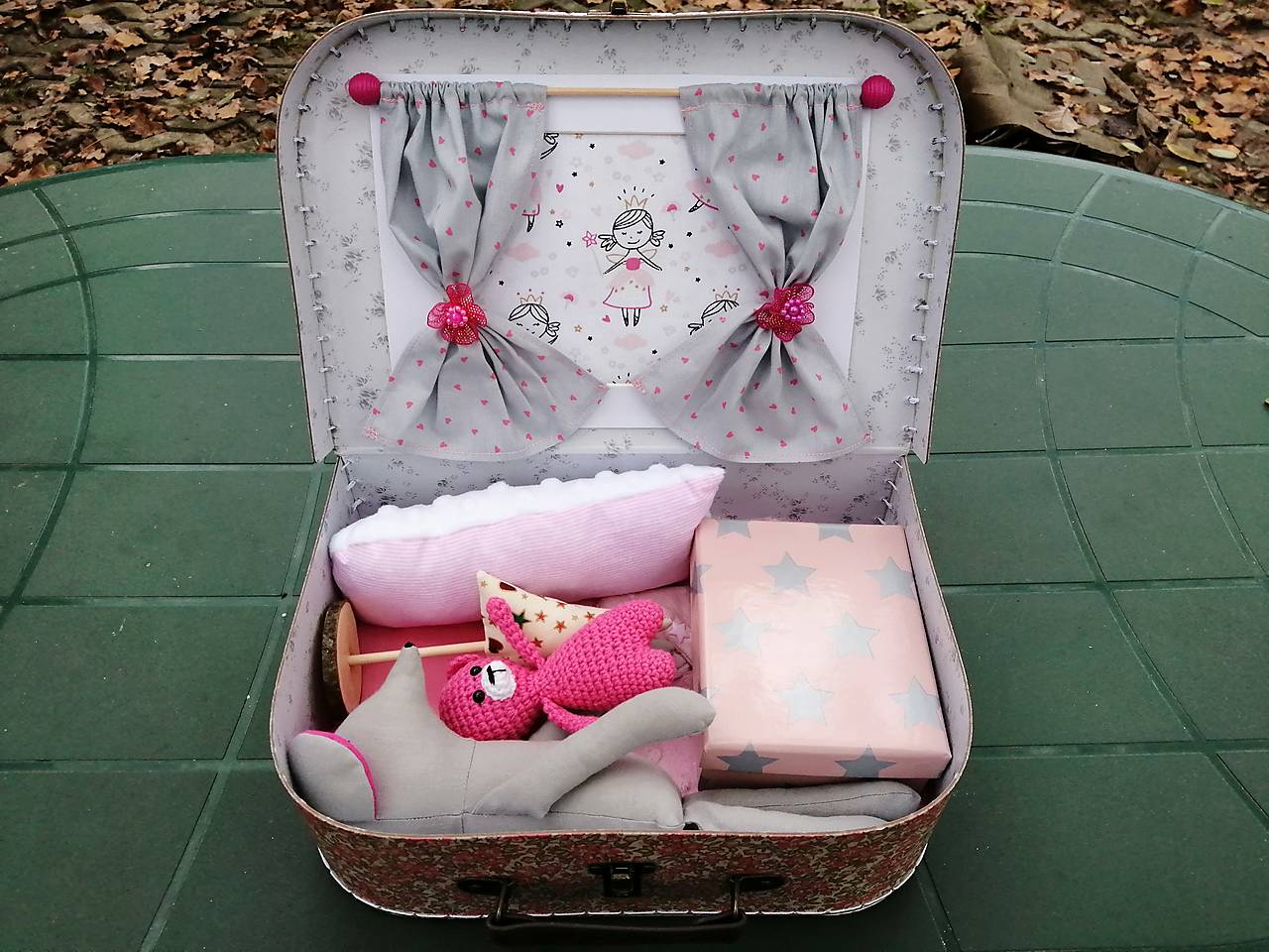 Čarovný kufrík s myškou Karolínkou a jej medvedíkom.