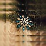Dekorácie - Vianočné hviezdy so srdiečkami (tyrkysová-strieborný pás - umelé a kovové korálky) - 12639347_