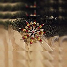 Dekorácie - Vianočné hviezdy so srdiečkami (žltá-červená-žltý pás - umelé a kovové korálky) - 12639281_