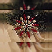 Dekorácie - Vianočné hviezdy so srdiečkami (červená-strieborný pás - umelé a kovové korálky) - 12639317_