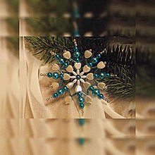 Dekorácie - Vianočné hviezdy so srdiečkami (tyrkysová-tyrkysový pás - umelé a kovové korálky) - 12639329_