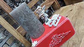 Dekorácie - vianočný drevený svietnik červený s figúrkou vintage anjelika - 12640875_