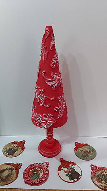 Dekorácie - baroko červený vianočný stromček s bielou patinou - 12639506_