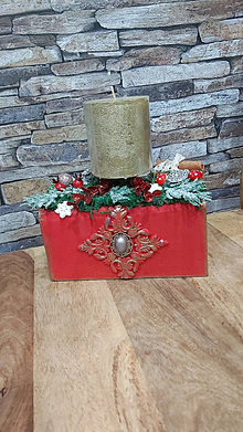 Dekorácie - vianočný drevený svietnik červený so zlatou sviečkou - 12640573_