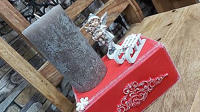 Dekorácie - vianočný drevený svietnik červený s figúrkou vintage anjelika - 12640875_