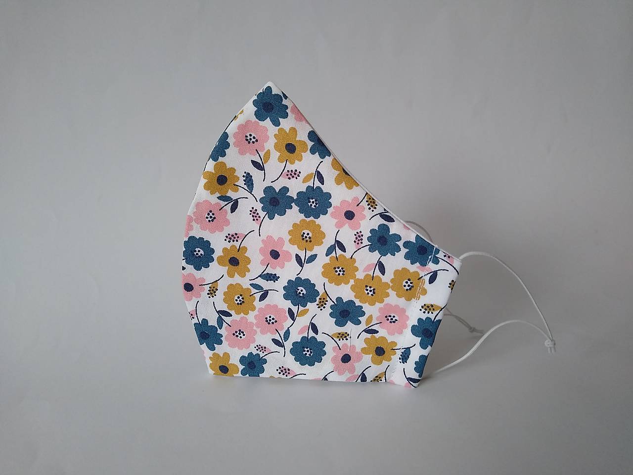 AKCIA dizajnové rúško kvietky rôzne biela tvarované dvojvrstvové