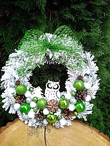 Dekorácie - zasnežený vianočný veniec zelený so sovičkou  35 cm    vv27 - 12644126_