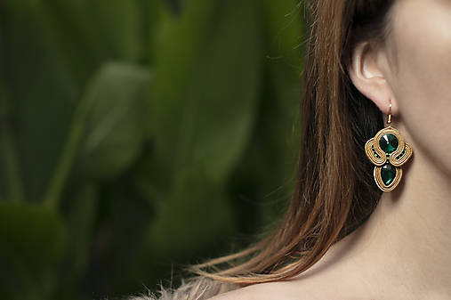 Náušnice - Sviatočné trblietky - zlato-šmaragdové - soutache earring - ručne šité šujtášové náušnice - 12646417_