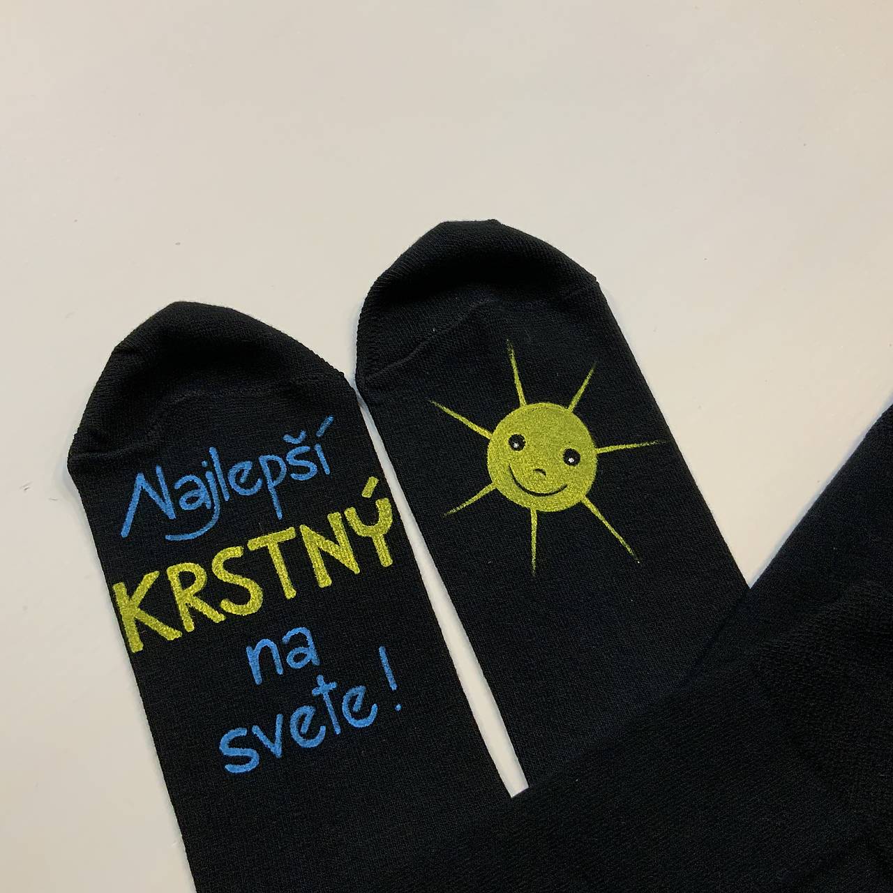 Maľované ponožky s nápisom: (Najlepší krstný - Čierne s “tlačeným” typom písma a slniečkom)