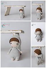 Hračky - Malá bábika s kapucňou v obojstrannom bavlnenom vrecku - 12647387_
