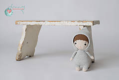 Hračky - Malá bábika s kapucňou v obojstrannom bavlnenom vrecku - 12647390_