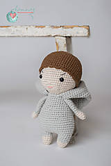 Hračky - Malá bábika s kapucňou v obojstrannom bavlnenom vrecku - 12647392_