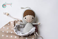 Hračky - Malá bábika s kapucňou v obojstrannom bavlnenom vrecku - 12647399_