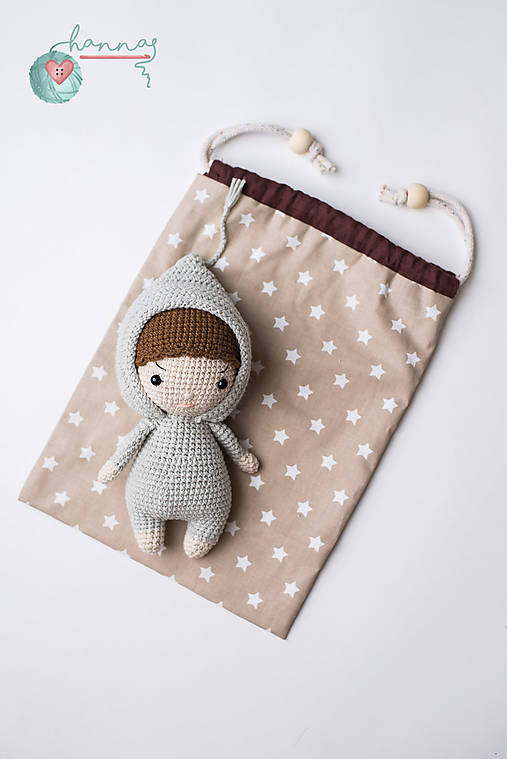Malá bábika s kapucňou v obojstrannom bavlnenom vrecku