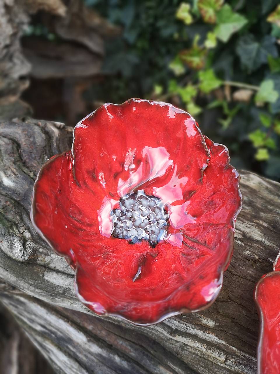 Červený kvet z tmavej hliny malý 