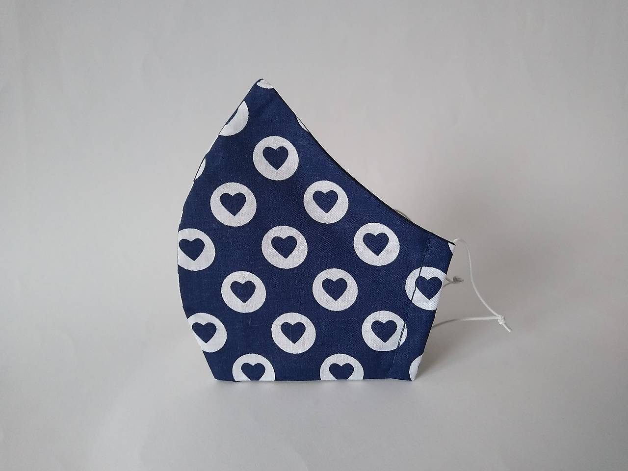 Dizajnové rúško so srdiečkami modré tvarované dvojvrstvové