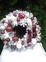 Dekorácie - vianočný zasnežený veniec bordovo-biely s topánočkami  35 cm    vv33 - 12662113_
