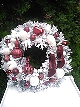 Dekorácie - vianočný zasnežený veniec bordovo-biely s topánočkami  35 cm    vv33 - 12662115_