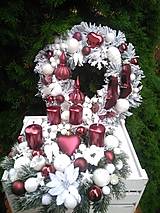 Dekorácie - vianočný zasnežený veniec bordovo-biely s topánočkami  35 cm    vv33 - 12662117_
