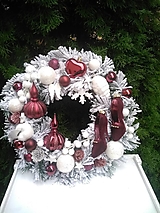 vianočný zasnežený veniec bordovo-biely s topánočkami  35 cm    vv33