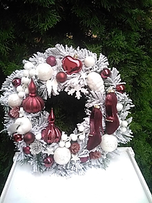Dekorácie - vianočný zasnežený veniec bordovo-biely s topánočkami  35 cm    vv33 - 12662118_