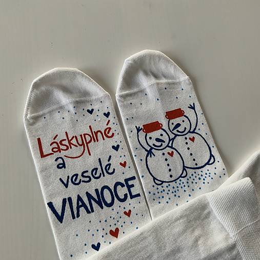 Maľované vianočné ponožky (biele s nápisom: “Láskyplné a veselé VIANOCE ..." (sada 2 párov))
