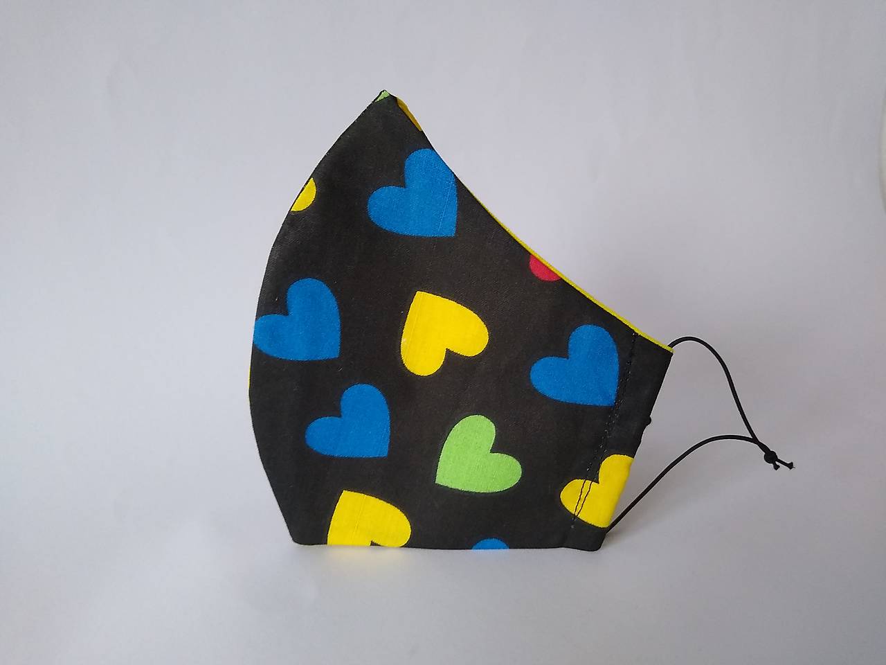 Dizajnové rúško srdcia na čiernej tvarované dvojvrstvové