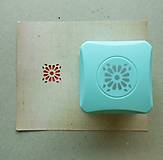 AKCIA!!! Magnetická dierovačka na papier (kvet, daisy)