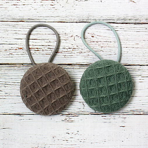 Detské doplnky - Gumičky do vlasov s buttonmi Waflové (s dospelackou gumickou) - 12668094_