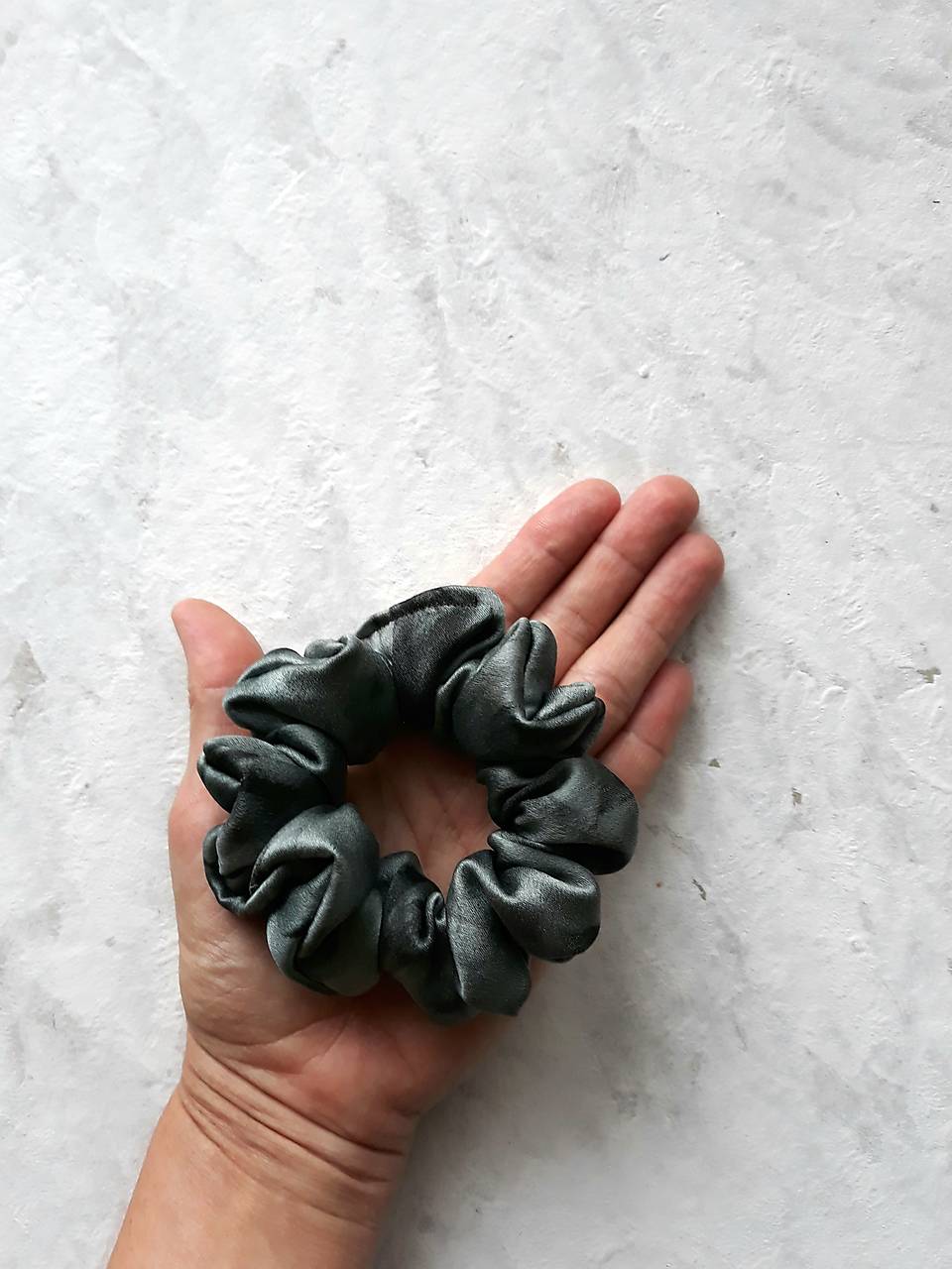Set 2 hodvábnych gumičiek do vlasov, na ruku - "Čierno-sivé"