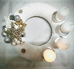 Dekorácie - adventný veniec biely aj so sviečkami - 12670439_