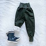 Detské oblečenie - Zimné softshellové nohavice khaki zateplené s barančekom - 12667885_