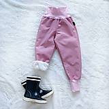Detské oblečenie - Zimné softshellové nohavice staroružové zateplené s barančekom - 12667906_
