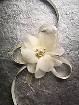 Iné šperky - Kvetinový náramok pre družičku vyšitý perlami - 12671245_