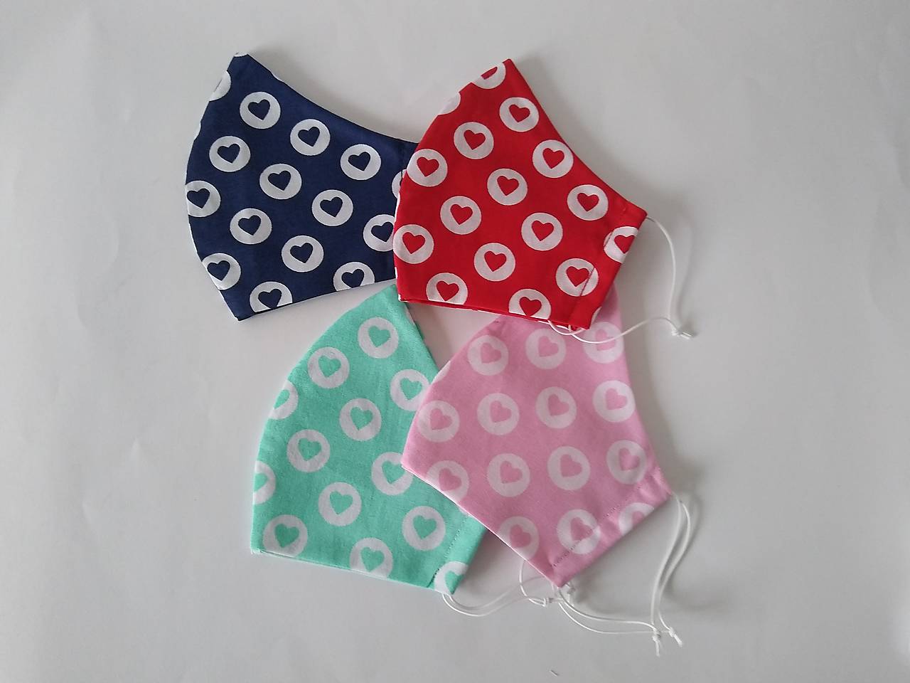 Set so srdiečkami dizajnové rúška tvarované dvojvrstvové