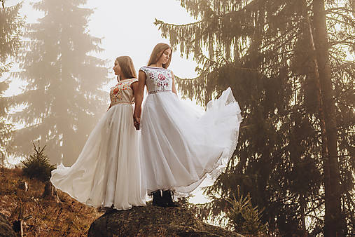 Svadobné šaty Podpoľanie (Šaty s fialovou výšivkou)