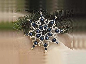 Dekorácie - Vianočné hviezdy 8 cípové (tm.modrá-biela - plastové a kovové korálky) - 12674717_