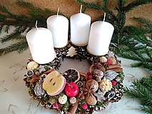 Dekorácie - šiškový adventný veniec s veľkými sviečkami, so škoricou, jablkami...  30 cm   av25 - 12677439_