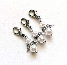 Kľúčenky - Prívesok perličkový anjelik malý (biela) - 12686111_