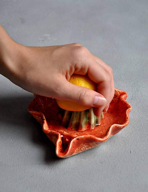 odšťavovač na ovocie oranžovo jahodovo zelený