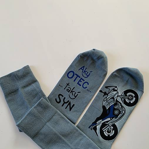 Maľované ponožky  (SIVÉ s maľbou motorky a nápisom: “Aký OTEC, taký SYN”)