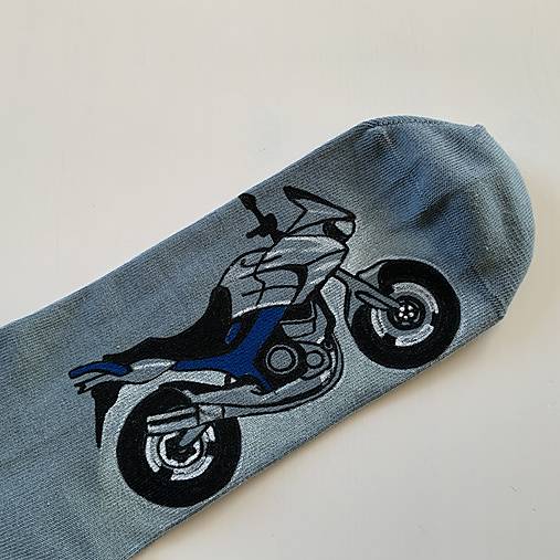 Maľované ponožky  (SIVÉ s maľbou motorky a nápisom: “Aký OTEC, taký SYN”)