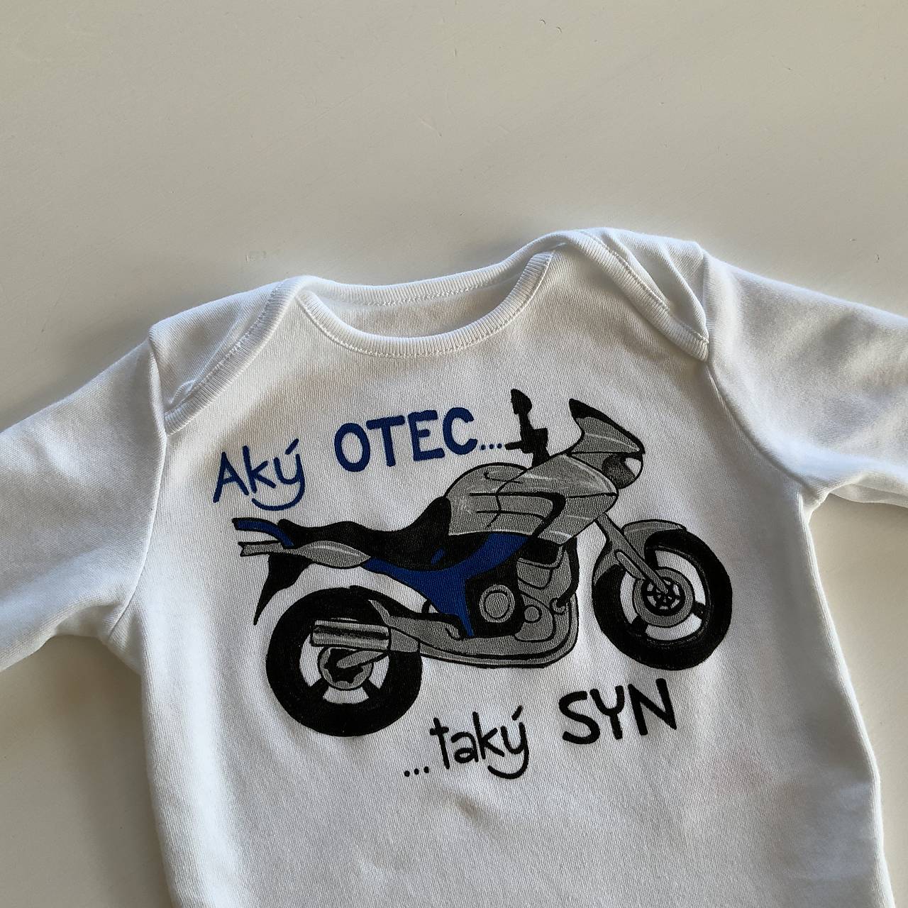 Maľované bodyčko s motorkou a nápisom: “Aký OTEC, taký SYN”