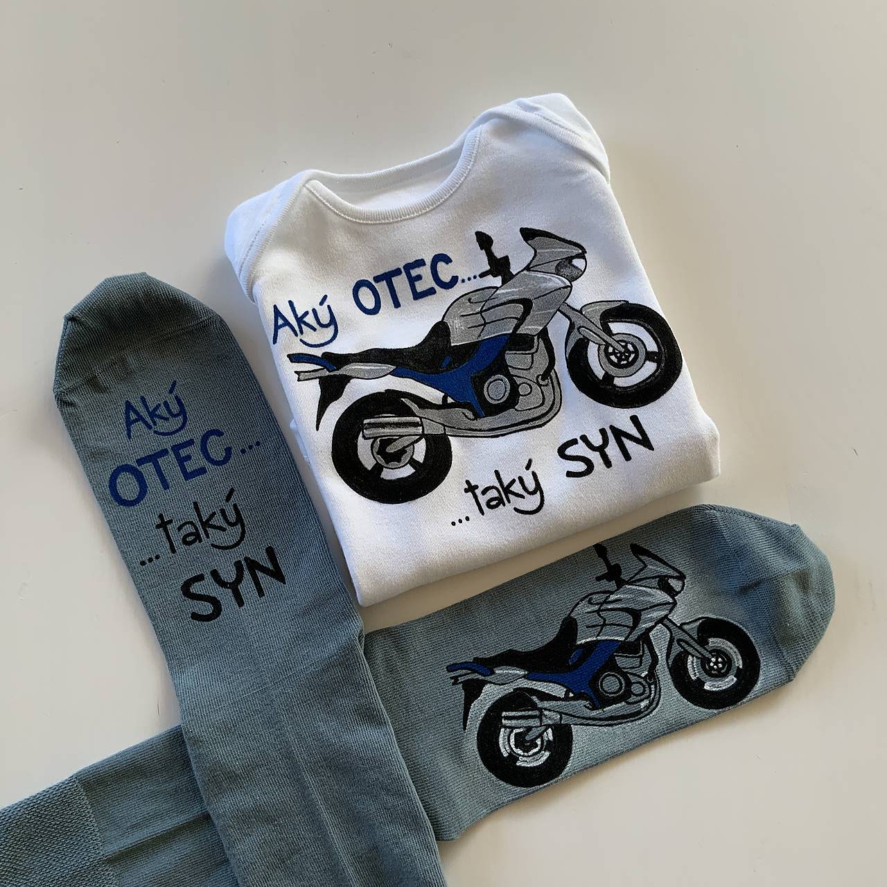 Sada Maľovaných ponožiek a body s maľbou motorky a nápisom: “Aký OTEC, taký SYN”