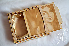 Papiernictvo - Drevená krabička na fotky s gravírovanou fotografiou - 12691234_