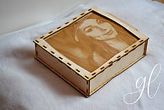 Papiernictvo - Drevená krabička na fotky s gravírovanou fotografiou - 12691235_