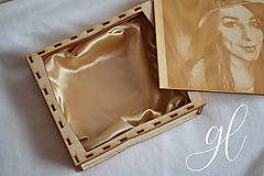 Papiernictvo - Drevená krabička na fotky s gravírovanou fotografiou - 12691239_
